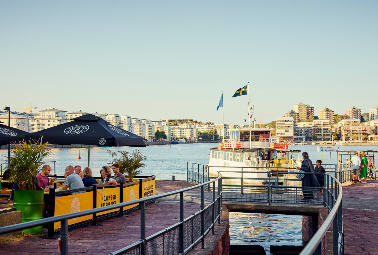 Skärgårdskänsla mitt i stan. I Hammarby Sjöstad får ni en unik blandning av stadspulsen och havets lugn.