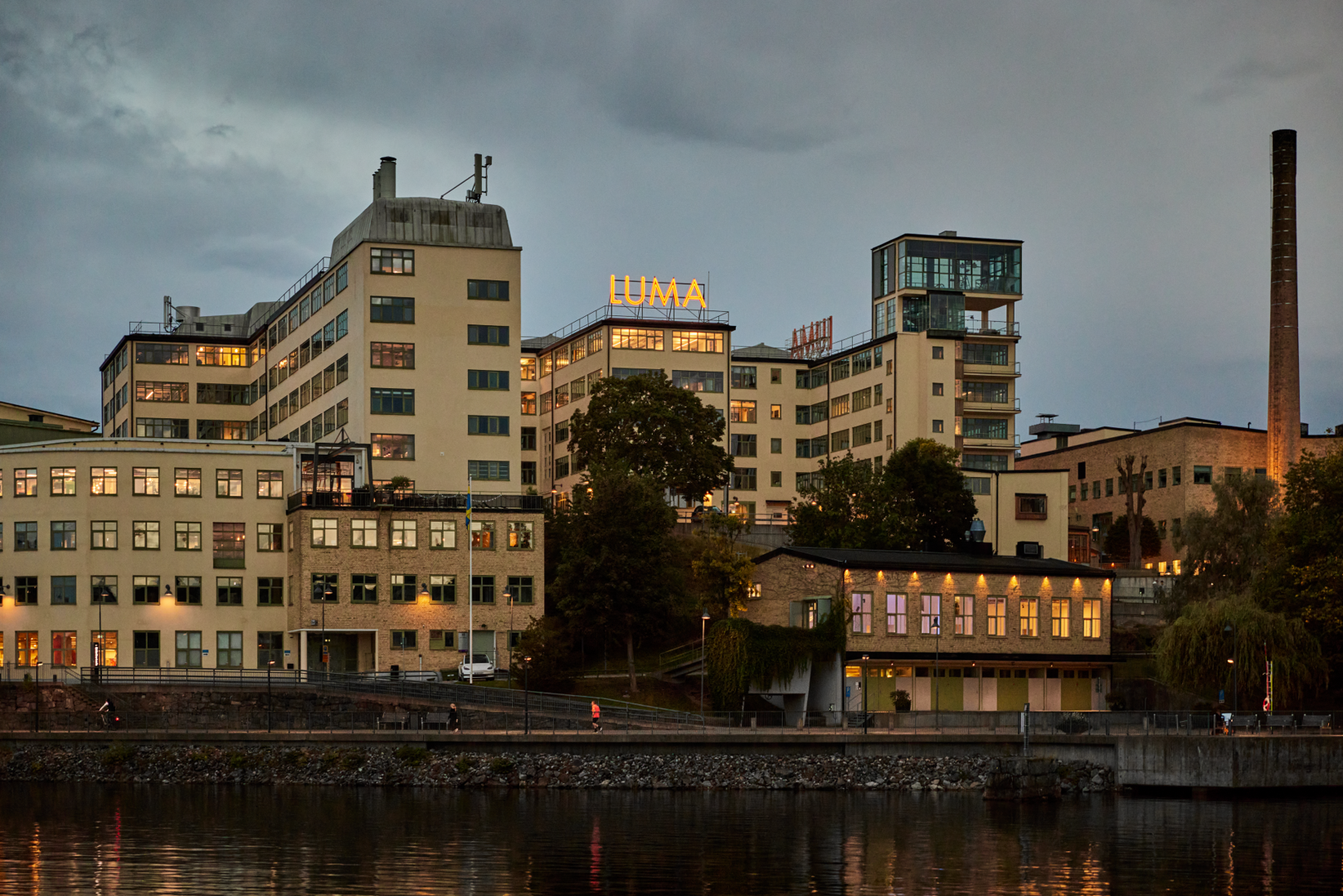 Lumafabriken erbjuder vackra lokaler med industrikaraktär och utsikt över Hammarby Sjö.
