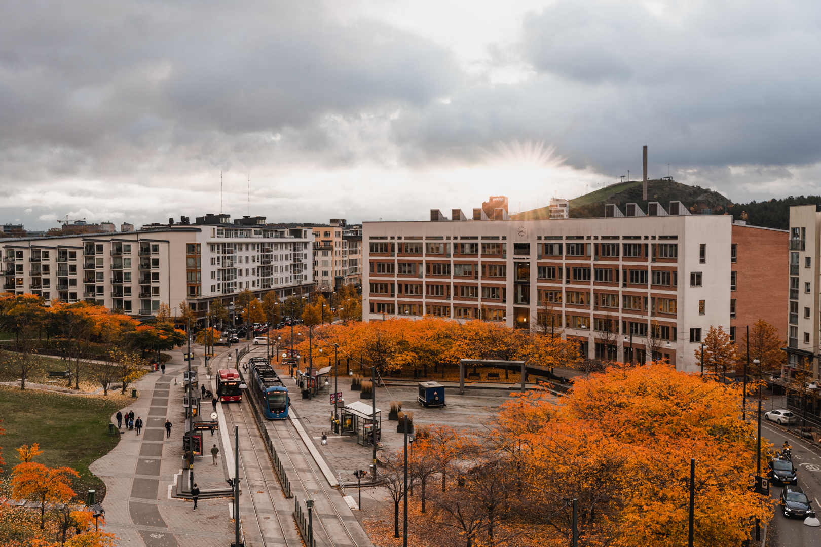 Från Lumaparken går både tvärbanan och bussar. Tvärbanan tar dig snabbt in mot Gullmarsplan.