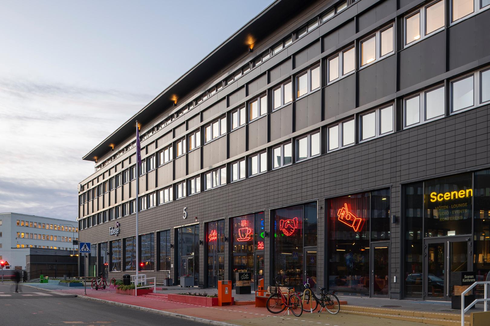 Scenen är en mötesplats med konferensrum för upp till 150 personer samt loungeytor, poddstudio, eventyta och café.