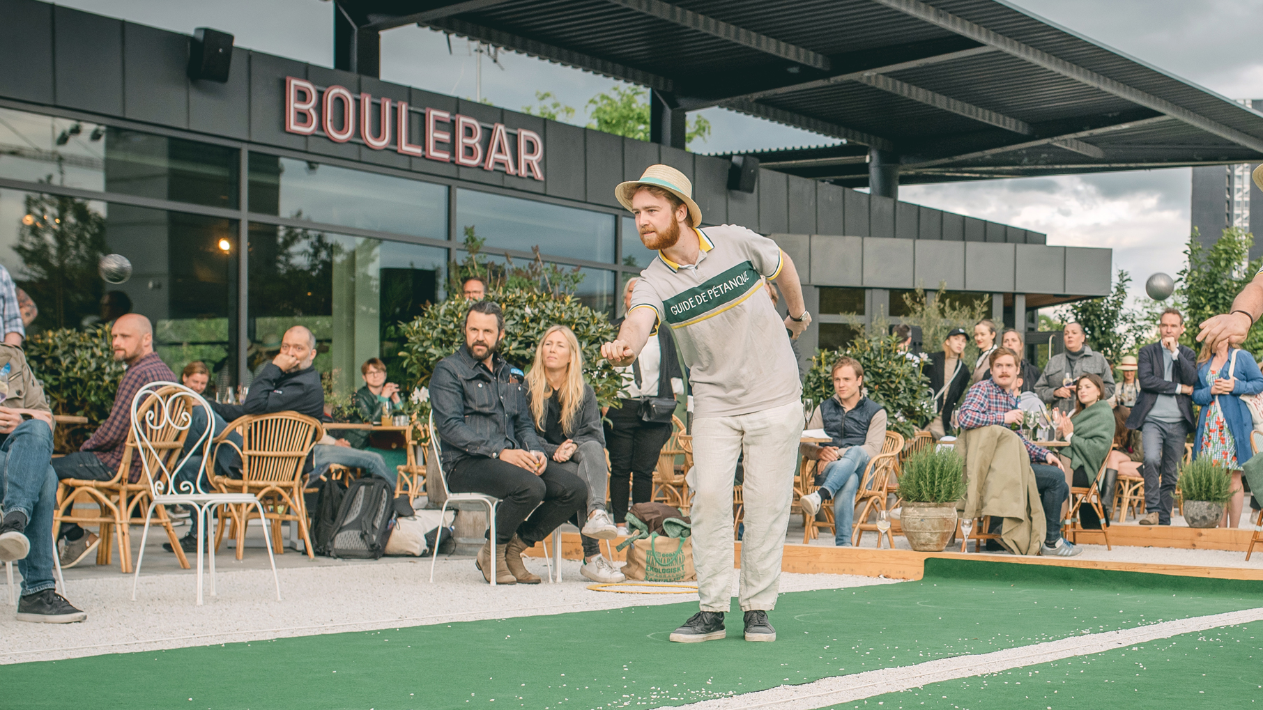 Besök Boulebar Haga för middag och ett parti boule
